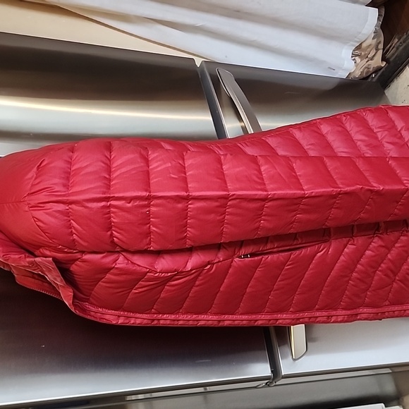 Patatagonia Small Women's Red Puffer Jacket Used Twice - Picture 7 of 10